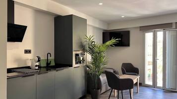 Een koelkast, een magnetron, een kookplaat