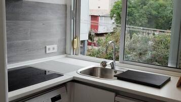 Micro-ondes, plaque de cuisson, lave-vaisselle, cafetière/bouilloire