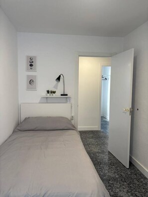 4 habitaciones, tabla de planchar con plancha, wifi y ropa de cama