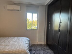 4 habitaciones, tabla de planchar con plancha, wifi y ropa de cama