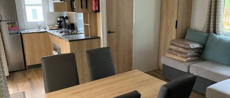 Jääkaappi, mikroaaltouuni, uuni, kahvin-/teenkeitin