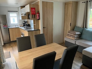 Kühlschrank, Mikrowelle, Ofen, Wasserkocher mit Kaffee-/Teezubehör