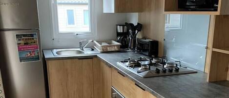 Réfrigérateur, micro-ondes, four, cafetière/bouilloire