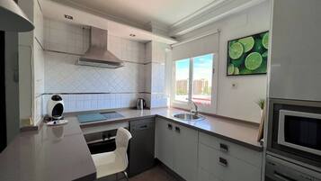 Refrigerador, microondas, parrilla de estufa y lavavajillas