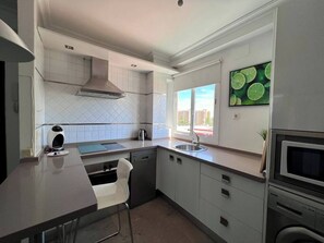 Fridge, microwave, stovetop, dishwasher