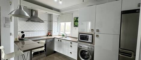 Kühlschrank, Mikrowelle, Herdplatte, Geschirrspüler