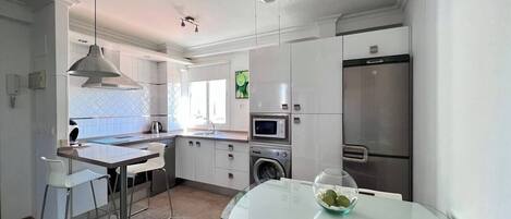 Geladeira, micro-ondas, cooktop, lava-louças