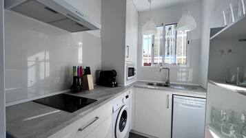 Réfrigérateur, micro-ondes, plaque de cuisson, lave-vaisselle