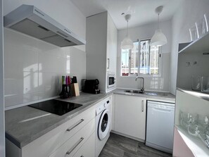 Fridge, microwave, stovetop, dishwasher - K.C 721 - Apartment near the train station (Seville)