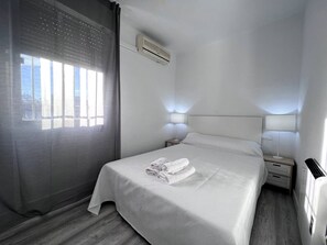 3 bedrooms, iron/ironing board, WiFi, bed sheets - K.C 721 - Apartment near the train station (Seville)