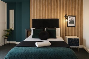 2 bedrooms, iron/ironing board, internet, bed sheets