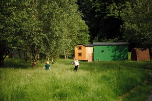 Property grounds - Cosy en suite shepherd hut on the grounds of Historic building Samlesbury Hall (Samlesbury)