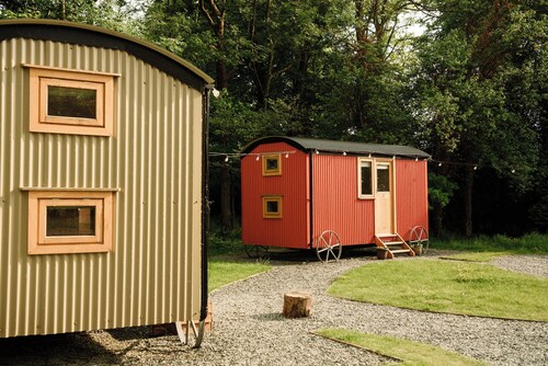 Cosy en suite shepherd hut on the grounds of Historic building Samlesbury Hall