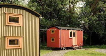 Cosy en suite shepherd hut on the grounds of Historic building Samlesbury Hall