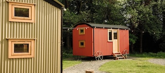 Cosy en suite shepherd hut on the grounds of Historic building Samlesbury Hall