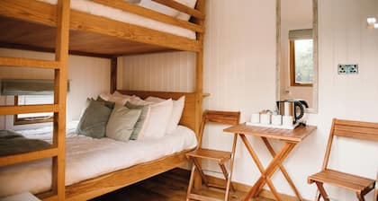Cosy en suite shepherd hut on the grounds of Historic building Samlesbury Hall