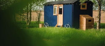 Cosy en suite shepherd hut on the grounds of Historic building Samlesbury Hall