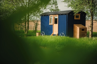 Cosy en suite shepherd hut on the grounds of Historic building Samlesbury Hall