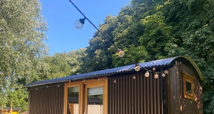 Cosy en suite shepherd hut on the grounds of Historic building Samlesbury Hall
