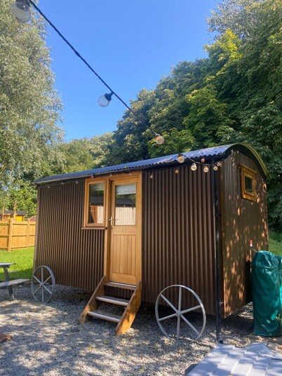 Cosy en suite shepherd hut on the grounds of Historic building Samlesbury Hall