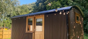 Cosy en suite shepherd hut on the grounds of Historic building Samlesbury Hall