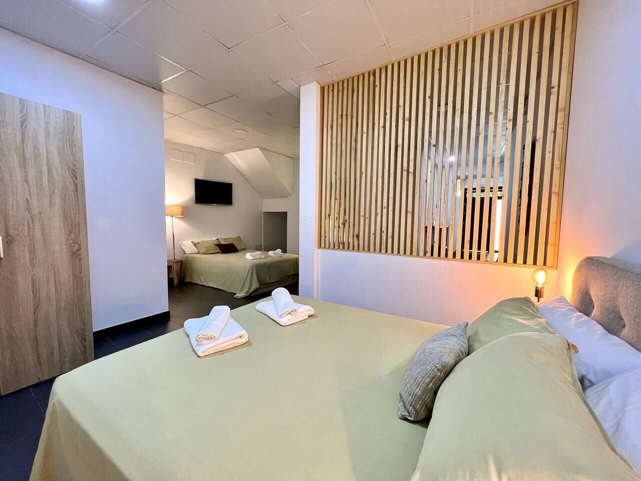 1 dormitorio, tabla de planchar con plancha, wifi y ropa de cama