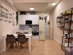 Fridge, microwave, oven, stovetop - LANZA - Centrally Located Apartment for 6 in Sevilla (Seville)