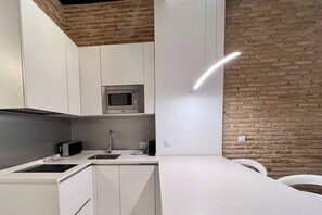 Kylskåp, mikrovågsugn, spishäll och diskmaskin