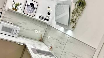 Réfrigérateur, micro-ondes, plaque de cuisson, lave-vaisselle