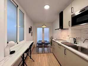 Fridge, microwave, stovetop, dishwasher