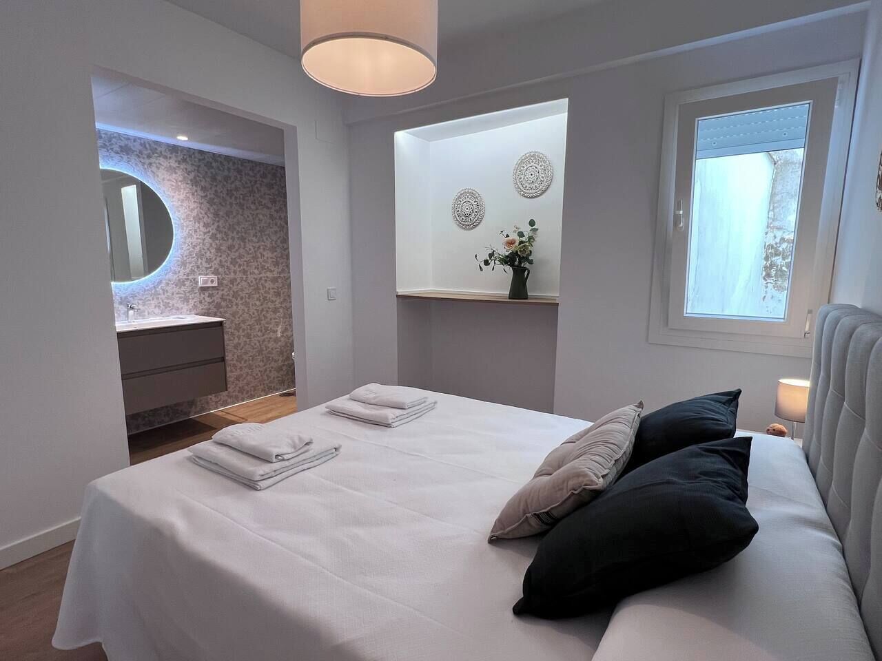 2 chambres, fer et planche à repasser, Wi-Fi, draps fournis