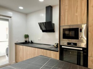 冷蔵庫、電子レンジ、オーブン、コンロ