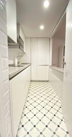 Kühlschrank, Mikrowelle, Herdplatte, Geschirrspüler