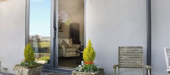 The Wolfs Den - UK49083