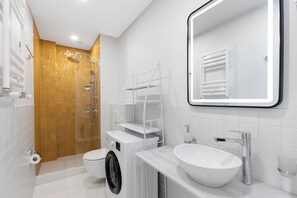 Familien-Suite, Balkon, Stadtblick | Badezimmer
