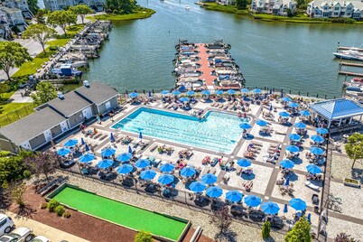 Waterfront townhome on the golf course with private deck, & paid-access pools