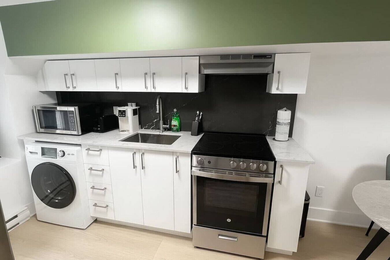 Kjøleskap, mikrobølgeovn, ovn og kokeplater