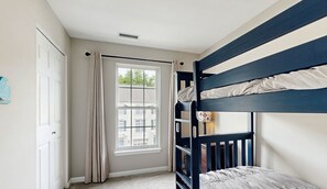 3 bedrooms, iron/ironing board, internet, bed sheets