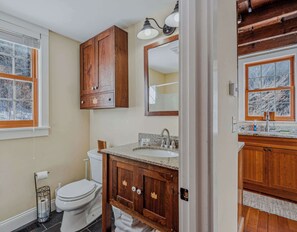 Ducha, secador de pelo, toallas y champú