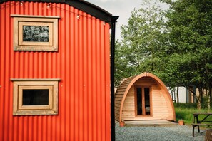 Exterior - Cosy en suite shepherd hut on the grounds of Historic building Samlesbury Hall (Samlesbury)