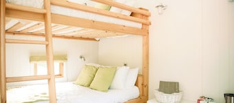 Cosy en suite shepherd hut on the grounds of Historic building Samlesbury Hall