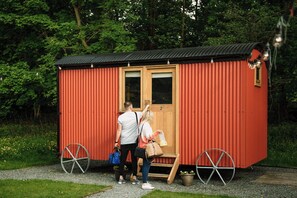 Exterior - Cosy en suite shepherd hut on the grounds of Historic building Samlesbury Hall (Samlesbury)