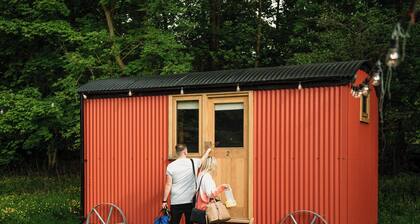 Cosy en suite shepherd hut on the grounds of Historic building Samlesbury Hall