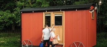 Cosy en suite shepherd hut on the grounds of Historic building Samlesbury Hall