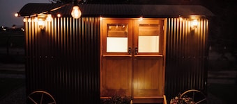 Cosy en suite shepherd hut on the grounds of Historic building Samlesbury Hall