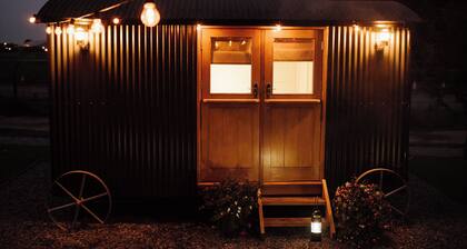 Cosy en suite shepherd hut on the grounds of Historic building Samlesbury Hall