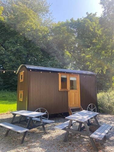 Cosy en suite shepherd hut on the grounds of Historic building Samlesbury Hall