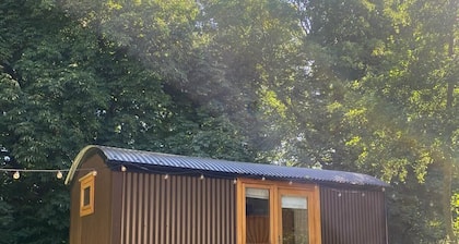 Cosy en suite shepherd hut on the grounds of Historic building Samlesbury Hall