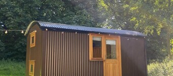 Cosy en suite shepherd hut on the grounds of Historic building Samlesbury Hall