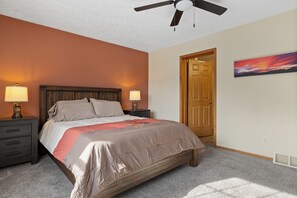 3 bedrooms, iron/ironing board, WiFi, bed sheets - Blue Spruce Escape in the Black Hills (Custer)